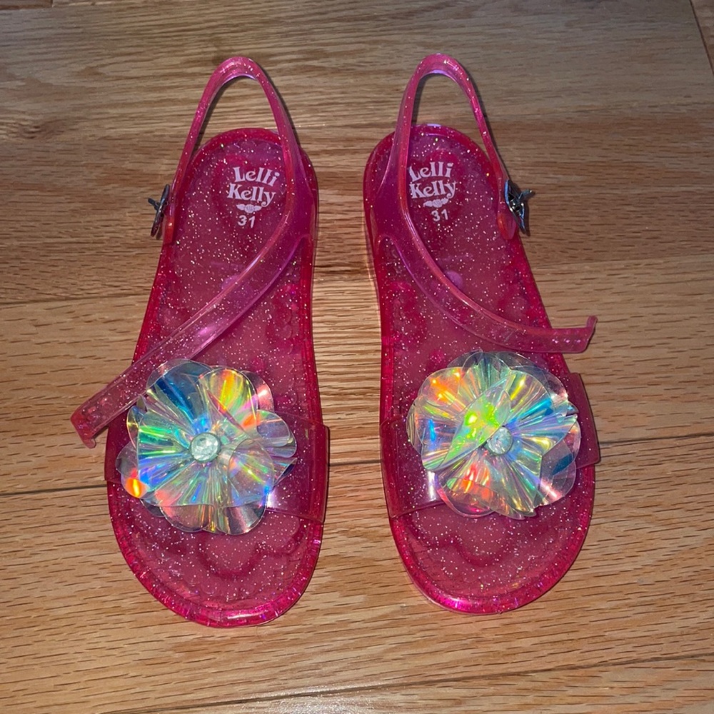 Summer slides buckle closure